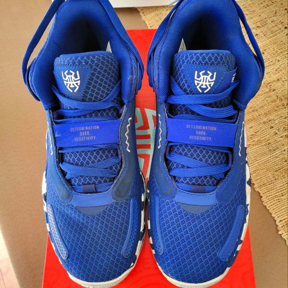 Mens Adidas D.O.N. Issue 3 basketball shoes.  Size 7.5. Blue and white